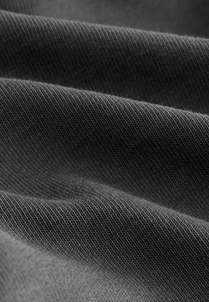 Tessuto nero con una texture liscia, caratterizzato da sottili motivi a coste e pieghe, che mostrano profondità e riflessi di luce.