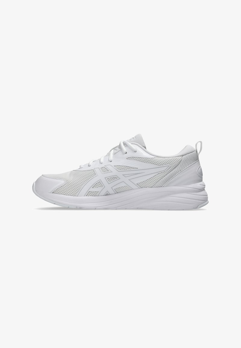 Chaussure de sport blanche avec une tige en mesh respirant, une semelle incurvée et des détails texturés sur les côtés. Lacets et languette de traction arrière inclus.