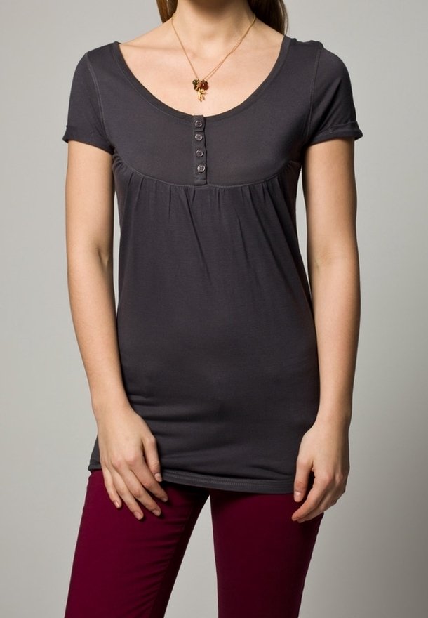 Grå kortärmad t-shirt med rundad hals, fyra knappar framtill och rynkdetaljer nedanför bysten, som matchas med burgundyfärgade byxor.