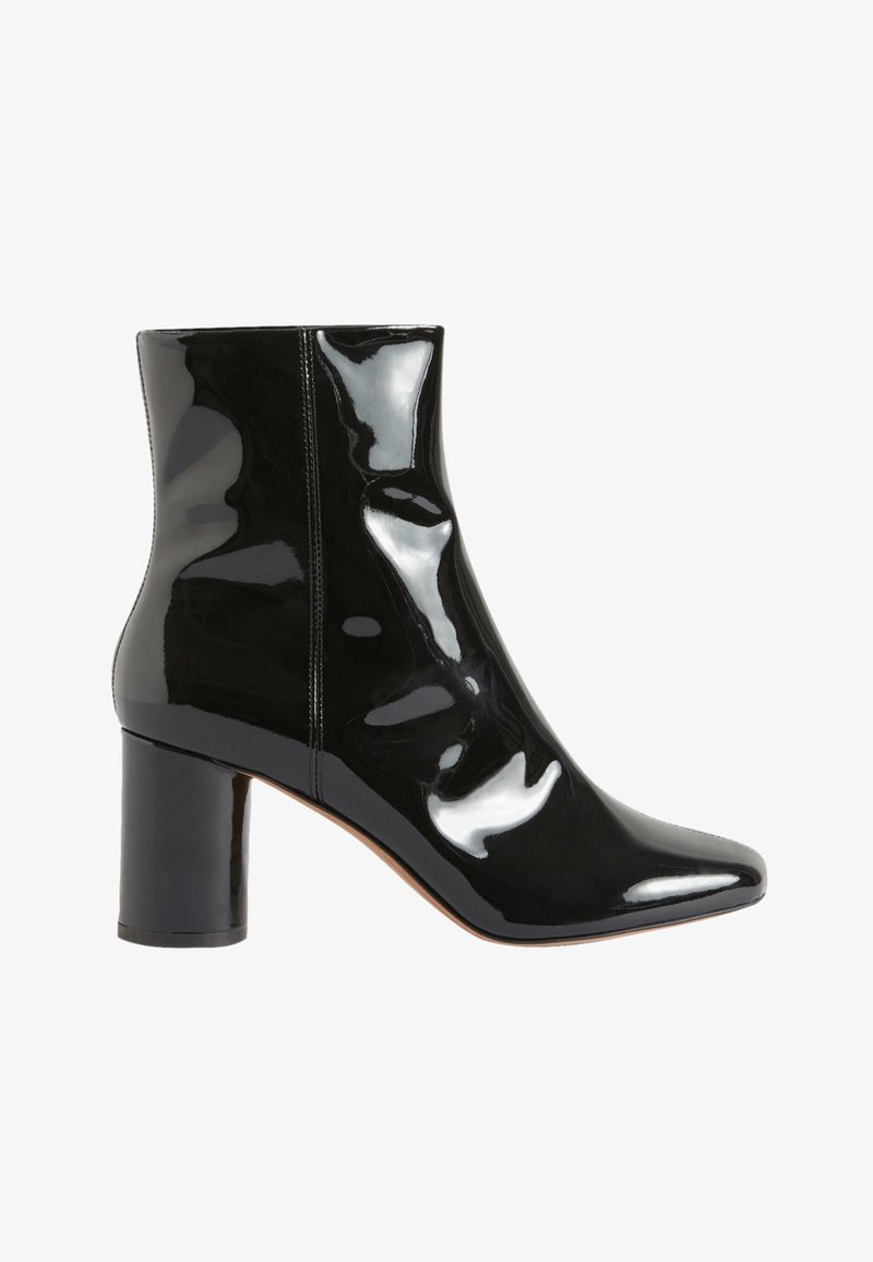 Bottine en cuir verni noir avec talon bloc et bout pointu, finition lisse et brillante, coutures latérales visibles.