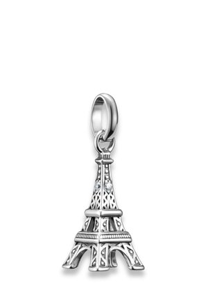 Ciondolo in argento della Torre Eiffel con dettagli intricati, una finitura liscia e un anello per il fissaggio. Presenta piccole gemme trasparenti come accenti.