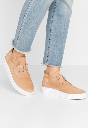 Zapatos con cordones - cognac