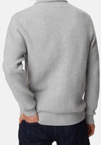 Grauer gerippter Pullover mit rundem Ausschnitt und langen Ärmeln, aus strukturiertem Strickstoff gefertigt, mit einem enganliegenden Saum und Bündchen.