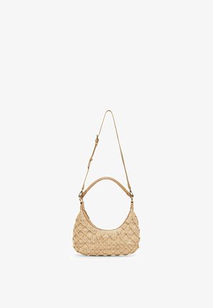 Bolso de hombro beige tejido con un patrón parecido a una red, con dos correas ajustables, una corta y una larga para un uso versátil.