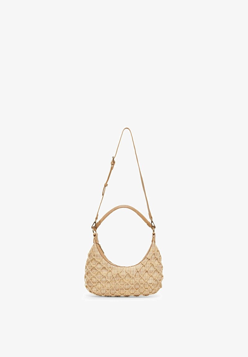Sac à épaule beige tissé avec un motif en forme de filet, comprenant deux sangles réglables, une courte et une longue, pour un port polyvalent.