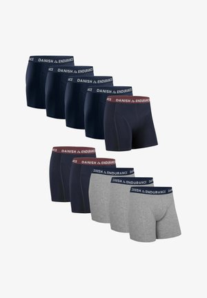 Zestaw siedmiu par męskich bokserów. Kolory obejmują granatowy i szary. Cechują się elastycznym pasem z brandingiem "Danish Endurance".
