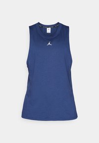 Granatowy bezrękawnik sportowy wykonany z lekkiego materiału, z okrągłym dekoltem i białym logo umieszczonym na środku klatki piersiowej.