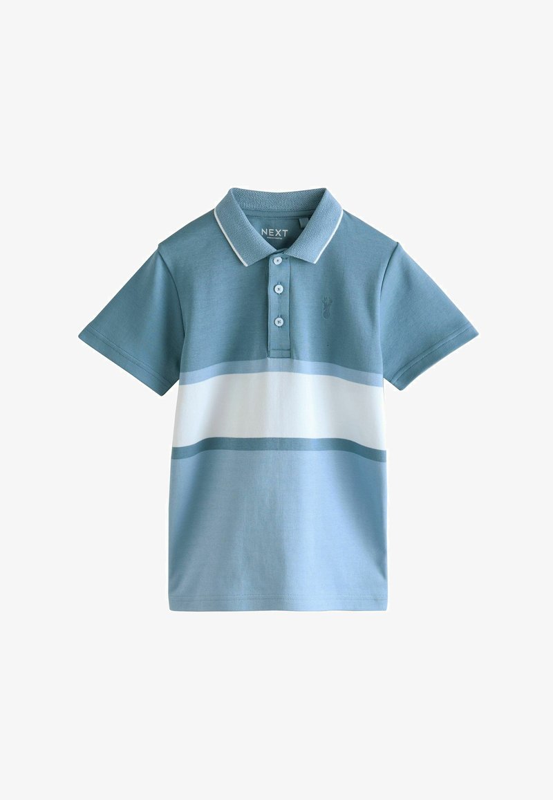 Polo bleu à manches courtes avec trois boutons et des rayures horizontales blanches et bleu clair au milieu.