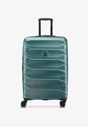 Valise rigide couleur sarcelle avec quatre roues et une poignée noire extensible, vue de face sur fond blanc.