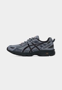 Παπούτσι τρεξίματος ASICS GEL-Venture 8 Gore-Tex σε γκρι και μαύρο χρώμα με μαύρη σόλα και πορτοκαλί λεπτομέρειες στο λογότυπο, πλαϊνή όψη σε απλό φόντο.