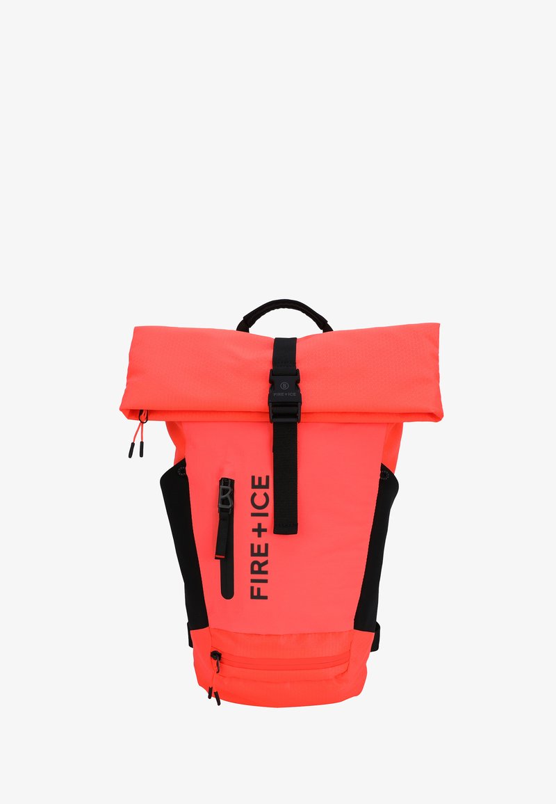 Neon ružový batoh s rolovacím uzáverom, čiernymi akcentami, nastaviteľnými popruhmi, prednou zipsovou kapsou a logom potlačeným na boku.