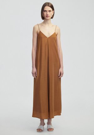 Brown, sleeveless maxi dress with V-neck, featuring thin, twisted straps. Made from soft fabric, it has a relaxed, flowing silhouette.
