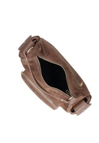 Borsa a mano in suede marrone con hardware color oro, chiusure con zip e forma strutturata. Contiene un interno in tessuto nero con apertura superiore.