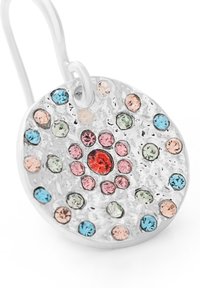 Colgante circular de plata brillante con una superficie texturizada, rodeado de cristales coloridos: rojo, rosa, azul, verde y beige.