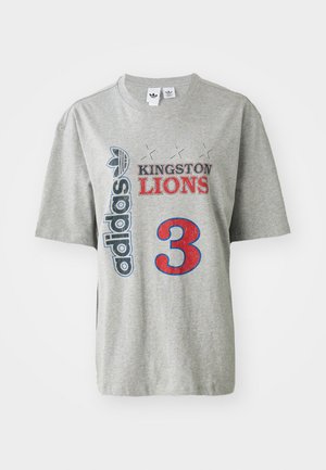 Graues Baumwoll-T-Shirt mit dem "adidas"-Logo, dem Text "KINGSTON LIONS" in Rot und Schwarz sowie einer großen roten "3"-Grafik auf der Vorderseite. Kurzärmlig.
