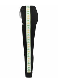 Pantaloni sportivi neri con vita elastica, caratterizzati da una striscia laterale in bianco, verde e giallo con un design del logo ripetuto.