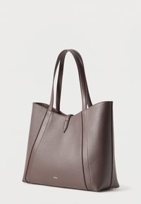 Brązowa skórzana torba tote z teksturowanym wykończeniem, haftowanymi detalami, dwiema rączkami i małym złotym logo marki. Przestronny, usztywniony design.