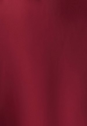 Burgundijas audums ar gludu tekstūru, kas izceļas ar vienmērīgu krāsu un smalku spīdumu. Nav redzamu izteiktu rakstu vai akcentu.