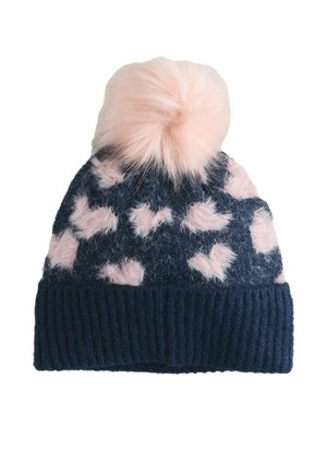 Námornícky modrý pletený čepeček s svetloružovými srdiečkovými vzormi a veľkým svetloružovým chlpáčom na vrchu.