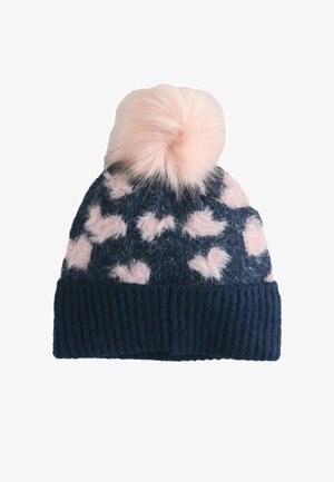 Gorro de punto azul marino con patrones de corazones rosa claro y un gran pom-pom esponjoso rosa claro en la parte superior.