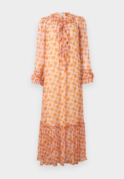 Μακρύ διάφανο φόρεμα σε ροδακινί χρώμα με πορτοκαλί λουλουδένιο σχέδιο, βολάν στο μπροστινό μέρος και στα μανίκια, και σούρες στο τελείωμα.