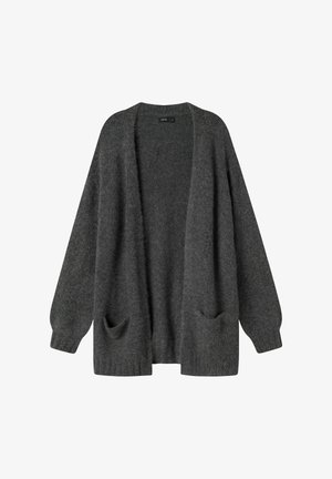 Cardigan gris de manga larga fabricado en un material suave y texturizado, con dos bolsillos frontales y puños acanalados, diseño de frente abierto.
