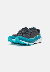 Scarpe da trail running con tomaia grigio scuro e accenti aqua, suola in gomma testurizzata, sistema di lacci rapidi e punta rinforzata.