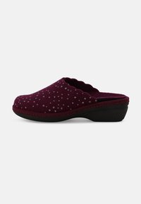 Zoccoli in lana bordeaux con bordo scallopato, caratterizzati da motivi a pois argentati. Suola in gomma nera per aderenza e comfort.