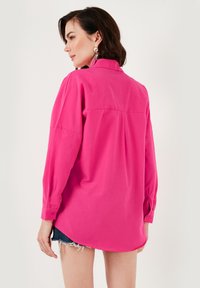 LELA Užsagstoma palaidinė - fuchsia