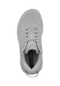 Světlé šedé tenisky s bezešovým svrškem, texturovanými překryvy, prodyšnou síťovinou a vzorovanou podrážkou. Minimalistický design šněrování.
