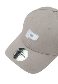 Šedá baseballová čepice s zakřiveným kšiltem, na přední straně má vyšívané bílé logo a kulatou samolepku na boku.