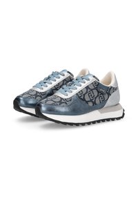 Un paio di scarpe da ginnastica basse blu e argento con lati in tessuto decorato, lacci azzurri e suole imbottite bianche con battistrada nero.