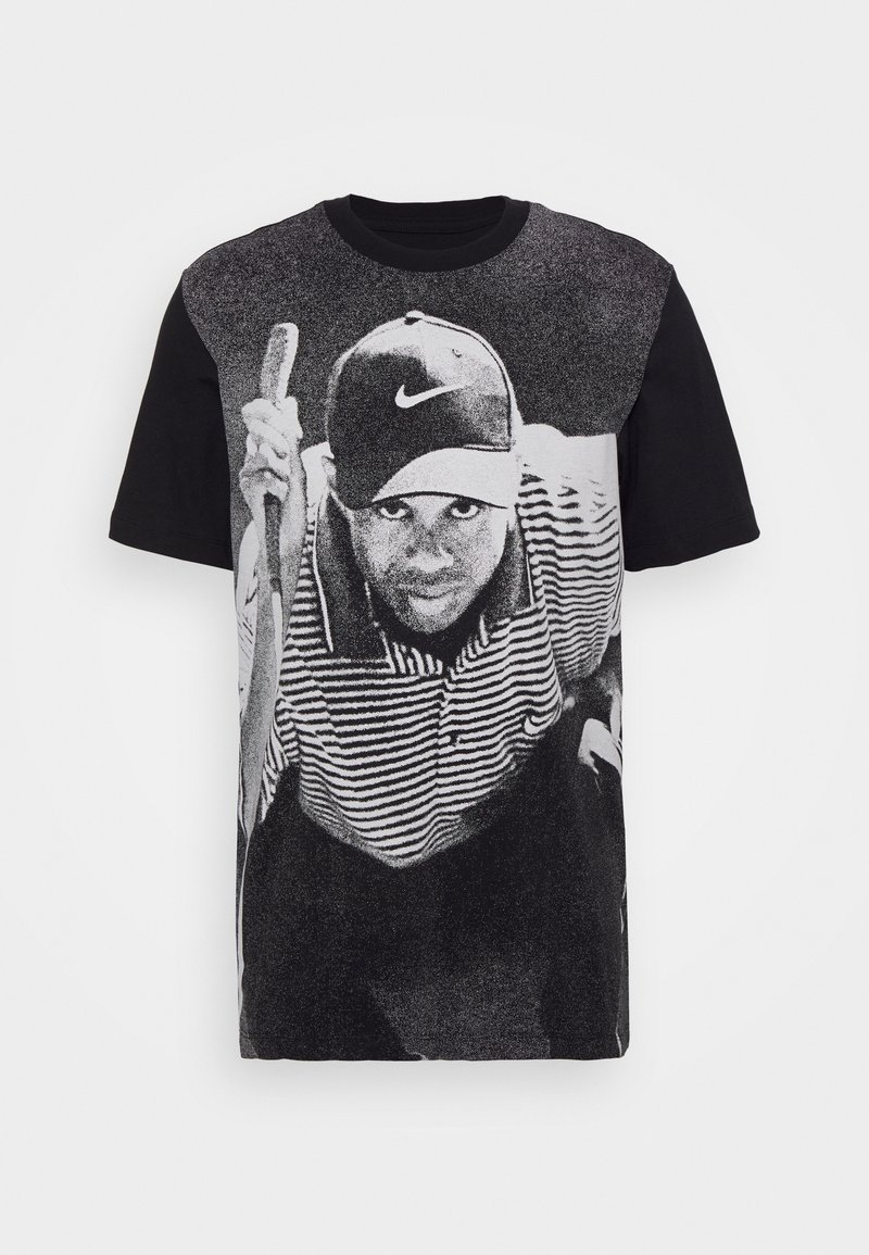 Camiseta negra con un estampado gráfico de una persona con camisa de rayas y gorra, con una superficie texturizada y mangas cortas.