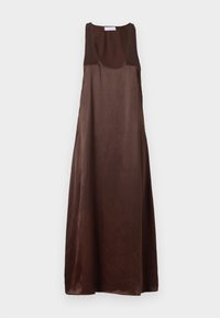 Brun sateng maxi-kjole med scoop hals, uten ermer, og en jevn tekstur, med en flytende silhuett og minimalistisk stil.