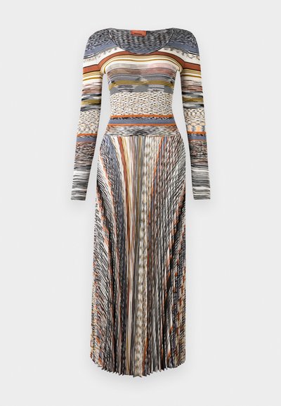 Hosszú ujjú, kerek nyakú, redőzött ruha, amely multiszínű, absztrakt vízszintes és függőleges csíkokkal rendelkezik narancs, kék, bézs és fekete árnyalatokban.