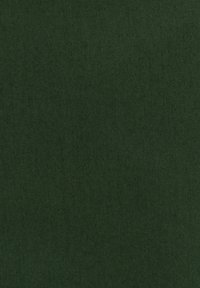 Tessuto verde scuro con una consistenza liscia, caratterizzato da un sottile motivo a trama diagonale e un colore uniforme e solido in tutto il tessuto.