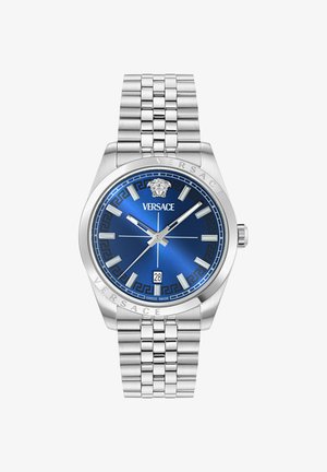 Orologio Versace da polso in argento con quadrante blu, indici delle ore argentati, display della data alle 6 e cinturino a maglie di metallo.