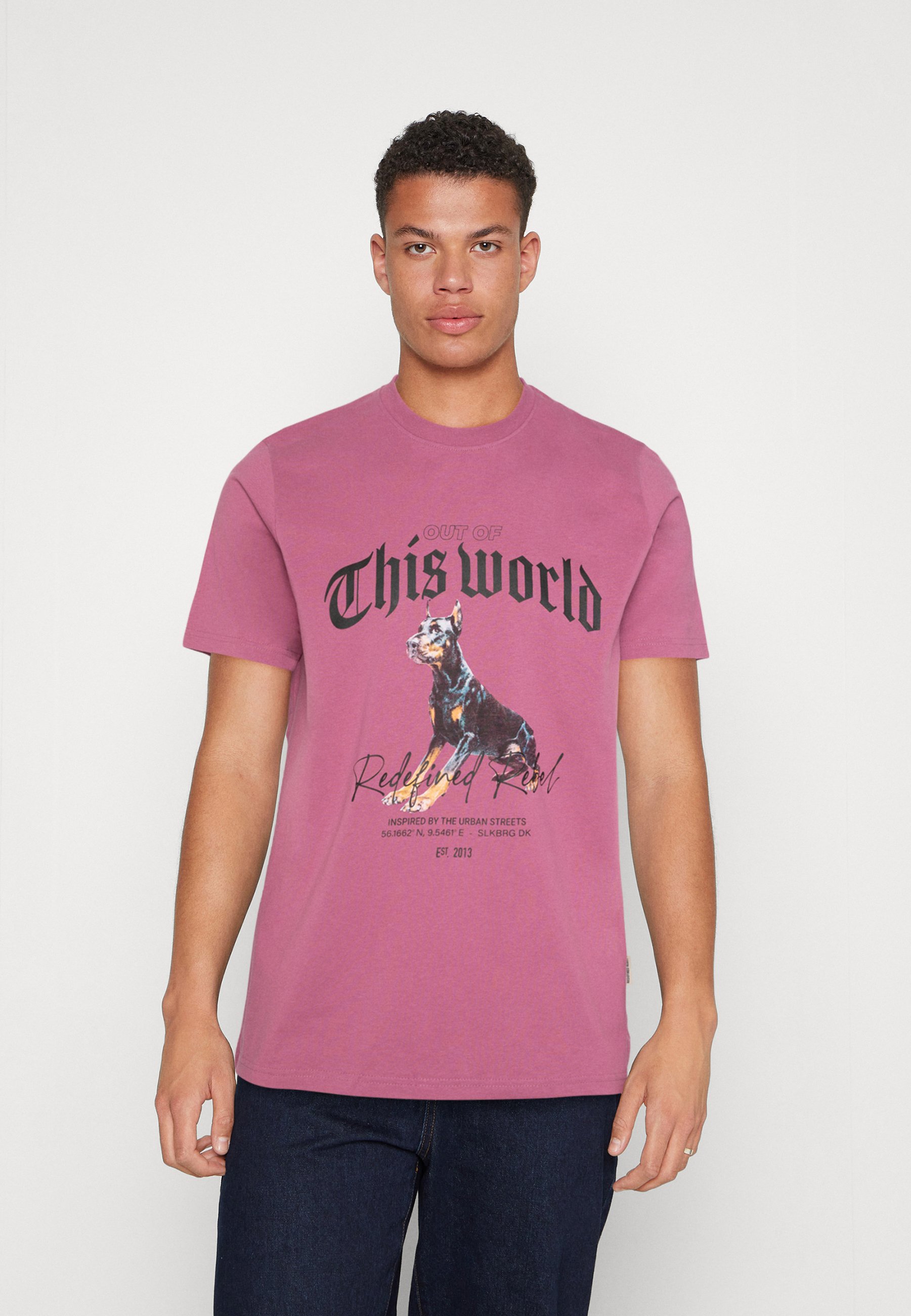 Redefined Rebel OLIVER UNISEX - T-shirt z nadrukiem/różowy