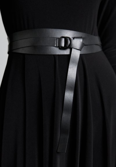 Norma Kamali SHOULDER PAD TURTLE FLARED DRESS TO MIDCALF - Džersejové šaty - black