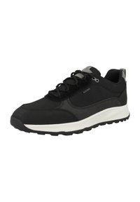 Scarpa sportiva nera con un mix di tessuto liscio e testurizzato, design con lacci, suola intermedia bianca imbottita e suola esterna in gomma nera resistente.