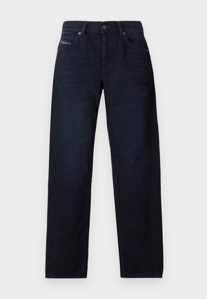 Dunkelblaue gerade geschnittene Jeans mit Fronttaschen, Gürtelschlaufen und Knopfverschluss, flach auf weißem Hintergrund ausgebreitet.