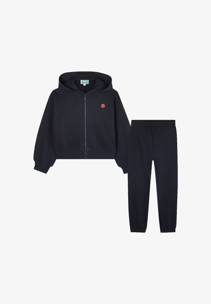 Donkerblauwe hoodie met rits, voorzien van een geborduurd rood bloemlogo, gecombineerd met bijpassende joggingsbroek. Zachte stof, elastische manchetten en tailleband voor comfort.