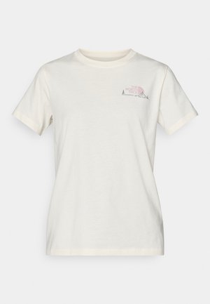 Lühikeste varrukatega t-särk helevalgest puuvillast, millel vasakul rinnal on roosa ja hall The North Face logo mäetipuelemendiga.