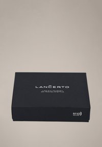 Czarne prostokątne pudełko z matowym wykończeniem. Na boku znajduje się biały napis "LANÇERTO" oraz metka z napisem "RFID Secure". Minimalistyczny design.
