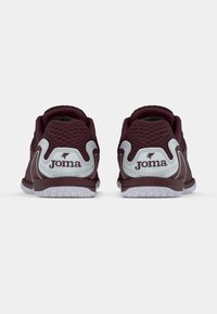 Μαρούλια αθλητικά παπούτσια με υφή στο επάνω μέρος, λευκές λεπτομέρειες και μαλακή σόλα. Διαθέτουν το λογότυπο Joma στη φτέρνα και αναπνεύσιμες πλέγματες πάνελ.