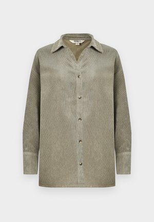 Camisa de veludo cotelê verde-oliva com colarinho, fecho frontal com botões e mangas longas. Tecido texturizado e corte relaxado.