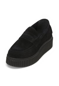 Zwarte suède loafers met plateauzool, een afgeronde neus, een geribbelde zool en een brede stoffen band over de wreef.