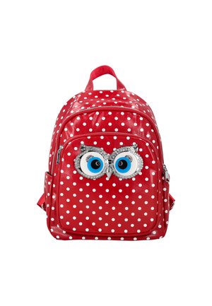 Roter Rucksack mit weißen Punkten und einer Vordertasche, die mit blauen Eulenaugen und silbernen Strasssteindetails dekoriert ist.