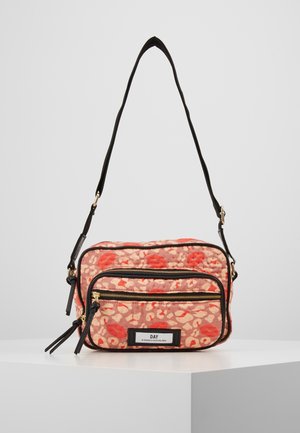 Lille crossbody-taske med rødt og beige leopardtryk og læbemønstre, sorte lynlåslommer og en justerbar sort rem.