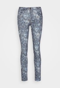 Pantalon bleu ajusté avec des motifs floraux paisley complexes en bleu clair et blanc, poches avant et fermeture par boutons.
